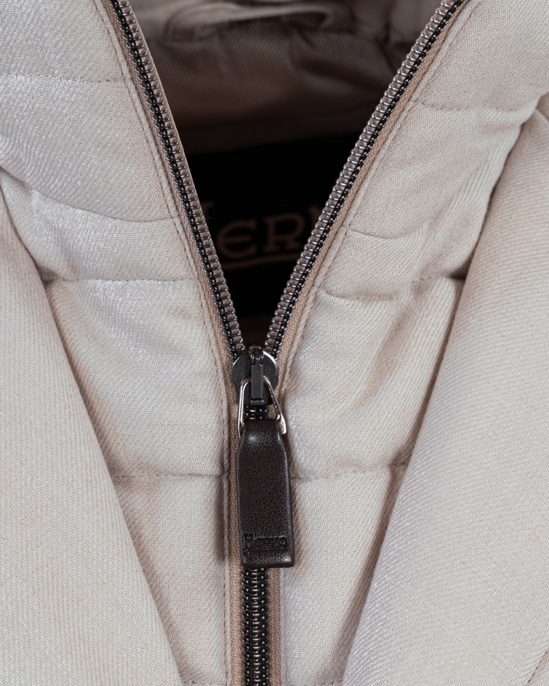 shop HERNO Saldi Giacca: Herno piumino blazer realizzato in tessuto tecnico.
Maniche lunghe.
Vestibilità regolare.
Pettorina staccabile dotata di chiusura con zip a doppio cursore.
Chiusura a bottoni.
Tasche con pattina.
Composizione: 70% Viscosa 30% Lana.
Fabbricato in Romania.. PI000910U 33278-1985 number 1332599